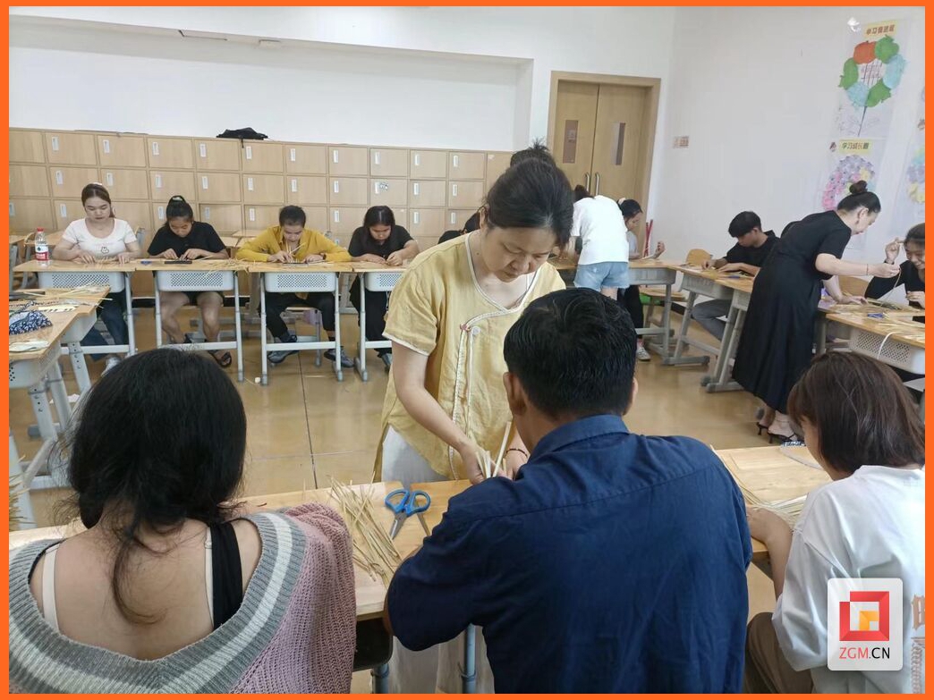 周群英巧手编织非遗龚扇